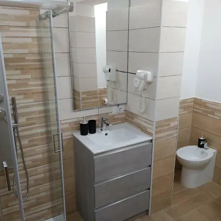 5 Pers Parcheggio * أوريستانو